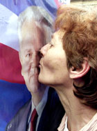 En kvinne kysser bildet av Milosevic under en demonstrasjon i Beograd. (Foto: Scanpix/AP/Darko Vojinovic)