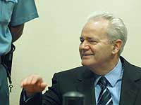 Slobodan Milosevic smilte ved åpningen av rettssaken mot ham i Haag tirsdag 12.02.2002. (Foto: Scanpix/AP/Fred Ernst) Slobodan Milosevic smilte ved åpningen av rettssaken mot ham i Haag tirsdag 12.02.2002. (Foto: Scanpix/AP/Fred Ernst)