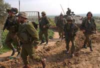 Israelske styrker forbereder seg på gjenokkuperingen av Beit Hanoun (Foto Gadi Kabalo, AP/Scanpix)
