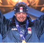 Ole Einar Bjørndalen mottar i natt sin tredje gullmedalje i dette OL.