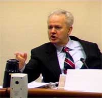 Slobodan Milosevic under sitt åpningsforedrag onsdag 13. februar 2002. (Foto: ICTY)