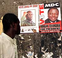 En fotgjenger går forbi valgplakater i Zimbabwe tirsdag 12. februar 2002. (Foto: AP) En fotgjenger går forbi valgplakater i Zimbabwe tirsdag 12. februar 2002. (Foto: AP)