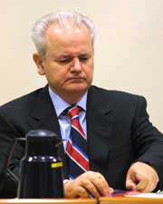 Slobodan Milosevic ser gjennom dokumentene sine. (Foto: Scanpix/AP/Fred Ernst)