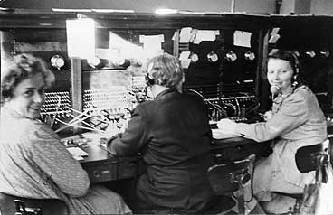 Telefonen over tok for telegrafen. Dette er Flor Telefonstasjon tidleg p 1950-talet. (Foto  Fylkesarkivet)