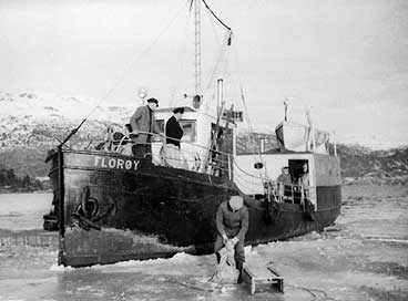 I Balindbotn i Eikefjord ein februardag 1964. Ekspeditr Mathias Kalsvik har kome med postsekken p kjelke for  sende den med Fylkesbaatane sin M/S 