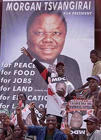Rundt 5.000 supportere møtte opp for å høre på Morgan Zvangerai på et valgmøte i Chitungwiza søndag 17. februar 2002. (Arkivfoto: AP)