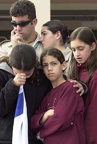 Israelske ungdommer gråter på åstedet hvor en selvmordsbomber drepte to tenåringer i Karnei Shomron. (Foto: AP/Eitan Hess-Ashkenazi)