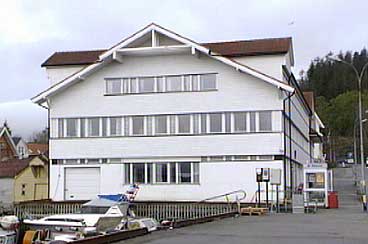 Politistasjonen i Flor husar fr 2002 Sogn og Fjordane politidistrikt. (Foto: Arild Nyb, NRK)