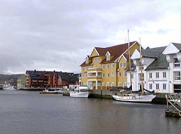 Flor by. Det gule bygget er Quality Maritim Hotel som har restaurert Haavebua til hgre. (Foto: Arild Nyb, NRK)