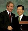 Bush og Sør-Koreas president Kim Dae-jung etter møtet i Seoul i dag. (Foto Yun Jai-Hyong, AP/Scanpix)