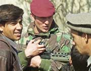 En britisk soldat i samtale med lokale afghanere. (Foto: Scanpix/AP/Mikhail Metzel) En britisk soldat i samtale med lokale afghanere. (Foto: Scanpix/AP/Mikhail Metzel)
