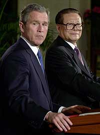 George W. Bush og Kinas president Jiang Zemin på en felles pressekonferanse torsdag 21. februar 2002. (Foto: AP/Kenneth Lambert)