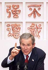 President George W. Bush talte til studentene på Tsinghua-universitetet i Bejing fredag 22. februar 2002. (Foto: AP/Greg Baker)