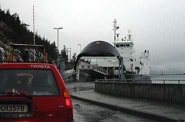 Ferja ved kai p Fodnes. Bilar og passasjerar blir frakta over fjorden til Manheller. (Foto: Arild Nyb  2002)