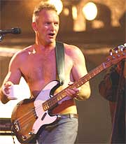 Sting ga blaffen i at showet var dårlig, kastet skjorta, og ga jernet (Foto: AP Photo / PA, Yui Mok, POOL).