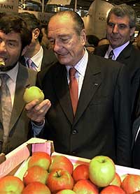 Jacques Chirac kikker på et eple på en landbruksmesse i Paris 24. februar 2002. (Foto: Scanpix/AP/Xavier Lhospice/