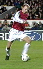 Dennis Bergkamp scoret Arsenals fjerde mål.