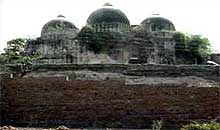 Den nesten 500 år gamle moskeen i Ayodhya ble revet av hindu-ekstremister i 1992. (Foto: AP)