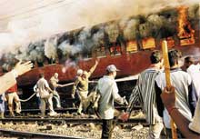 58 mennesker, hovedsaklig kvinner og barn, ble drept da dette toget ble påtent av en mobb. Toget var fullt av frivillige som hadde vært på tempel-arbeid i Ayodhya. (Foto: AP)