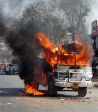 Uroen fortsetter og har spred seg til flere byer, blant annet til millionbyen Ahmedabad. (Foto: AP)