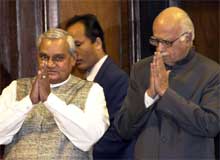 Statsminister Atal Behari Vajpayee (t.v.) har fått en politisk hodepine. Han er bedt om å fjerne innenriksminister Lal Krishna Advani (t.h.) som støtter moské-riverne. (Foto: AP)