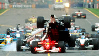Ralf Schumachers bil "klatrer" over bilen til Rubens Barrichello, (Foto: AP Photo/Australian Grand Prix Corp., Joe Mann) Ralf Schumachers bil "klatrer" over bilen til Rubens Barrichello, (Foto: AP Photo/Australian Grand Prix Corp., Joe Mann)