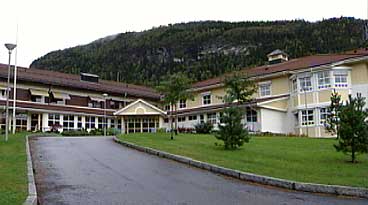 Sanatoriet er etter 1975 bygt ut til Gloppen sjukeheim. (Foto: NRK)