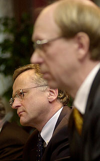 Sentralbanksjef Svein Gjedrem (venstre) og sjef for oljefondet, Knut Kjær, på onsdagens pressekonferanse. (Foto: Scanpix)