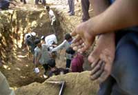 Muslimer må selv grave ut graver til sine døde i Ahmadabad(foto:Aman Sharma/ap/scanpix)