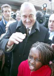 Jacques Chirac fikk trykket mange hender da han besøkte Mantes La Jolie, men ikke alle var like positive til presidenten (Foto: Laurent Rebours/AP).