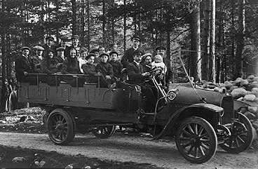 Den frste lastebilen til Fjordenes Automobilselskap i 1913. (Foto  Fylkesarkivet)