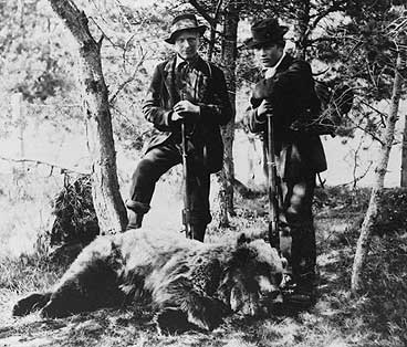 Matias Hole og Ramus L. Bjrnereim med ein bjrn dei skaut i 1902. (Foto  Fylkesarkivet)