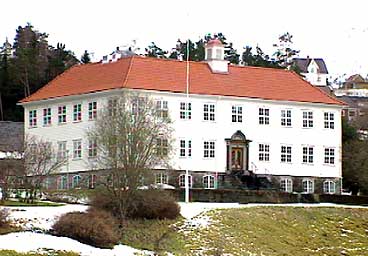 Den eldste bygningen p Firda vidaregande skule er ikkje ulik Eidsvolds-bygingen. (Foto: Atle Lkken, NRK)