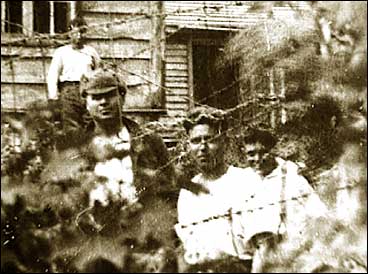 Russiske krigsfangar p Sandane i 1943. Fire av dei flukta i 1944 og heldt seg skjult i Russehola fram til krigen tok slutt (sj nede p sida).
