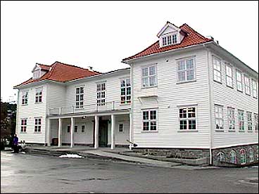 Den kommunale mellomskulen vart slegen saman med FIrda gymnas og realskule i 1924 og flytta inn i denne bygningen. (Foto: Atle Lkken, NRK)