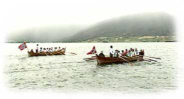 Mykje av samferdsla har føregått med båt på Gloppenfjorden. Rekonstruksjon frå 1992. (Foto: Asle Veien, NRK)
