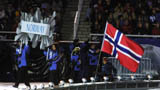 Rangnhild Myklebust bar flagget da Norges 27 aktive marsjerte inn (Foto: Jan-Morten Bjørnbakk/Scanpix)