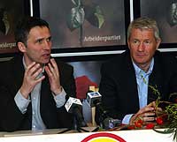 Parlamentariske leder Jens Stoltenberg og partileder Thorbjørn Jagland på partiets pressekonferanse. Foto: Scanpix/Terje Bendiksby Parlamentariske leder Jens Stoltenberg og partileder Thorbjørn Jagland på partiets pressekonferanse. Foto: Scanpix/Terje Bendiksby