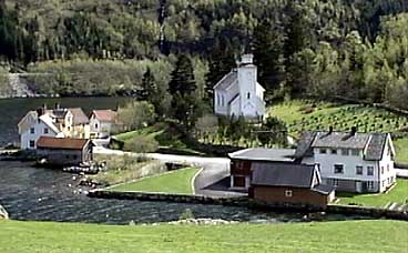 Straume og Hyen kyrkje. (Foto: Asle Veien, NRK)