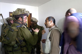 Israelske soldater stormet også kontoret til nynhetsbyrået Ap i Ramallah. (Foto: AP-Scanpix) Israelske soldater stormet også kontoret til nynhetsbyrået Ap i Ramallah. (Foto: AP-Scanpix)
