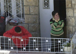 Forskremte palestinere bivåner kamphandlingene fra sin veranda i Ramallah. (Foto: AP-Scanfoto) Forskremte palestinere bivåner kamphandlingene fra sin veranda i Ramallah. (Foto: AP-Scanfoto)