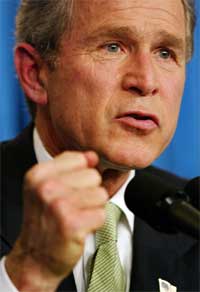 President George W. Bush truer Irak med krig. 