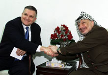Anthony Zinni i et tidligere møte med Yasir Arafat. (Arkivfoto: Scanpix/Reuters)
