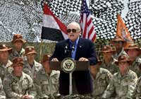 Visepresident Dick Cheney sporet amerikanske soldater til innsats da han besøkte Egypt under sin pågående rundreise (foto: J. Scott Applewhite/ap /scanpix) 