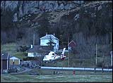 Jentene vart funne under ein skrent bak huset i bakgrunnen. Jentene vart funne under ein skrent bak huset i bakgrunnen.