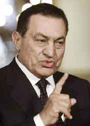 Egypts president Hosni Mubarak mener Ariel Sharon saboterer forsøkene på fred.