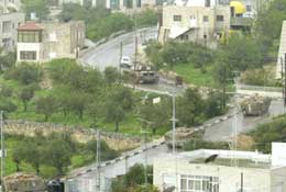 Israelske militære kjøretøyer har tatt oppstilling rundt hele Ramallah. (Foto: AP)