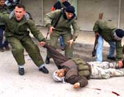 En palestinsk mann er blant dem som ble drept av israelske soldater i Ramallah i dag (foto: Scanpix/AP)