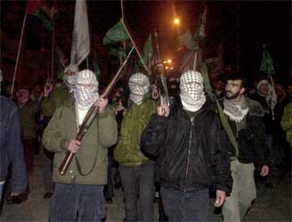 Palestinske aktivister marsjerte i natt i byen Hebron i protest mot Israels militære operasjoner. (Foto: AP/Scanpix(