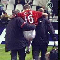 En skadet Roy Keane ble båret av banen mot slutten av 1. omgang (foto:tv3)